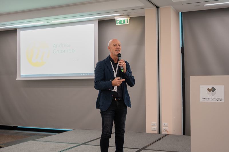 Andrea Colombo sul palco con il microfono