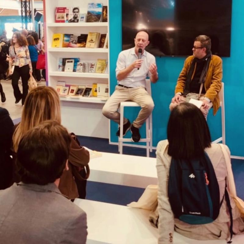 Andrea Colombo in un incontro pubblico a una fiera del libro