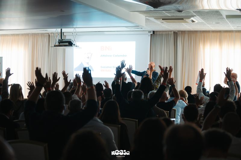 Pubblico con le mani alzate durante uno speech di Andrea